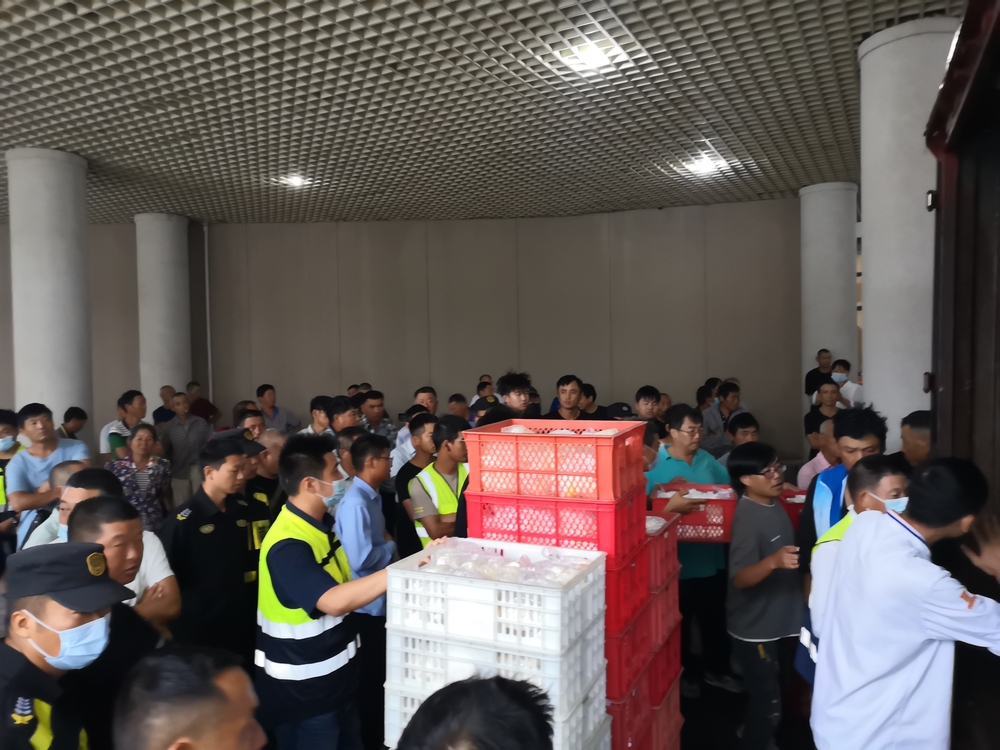 學校食堂為安置人員提供用餐保障