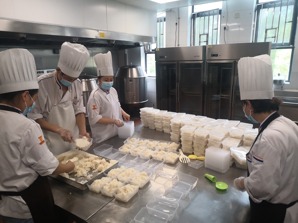 食堂工作人員將飯菜分裝