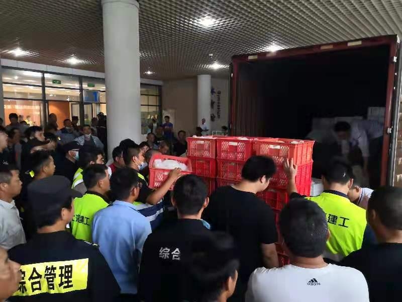 學校食堂為安置人員提供用餐保障
