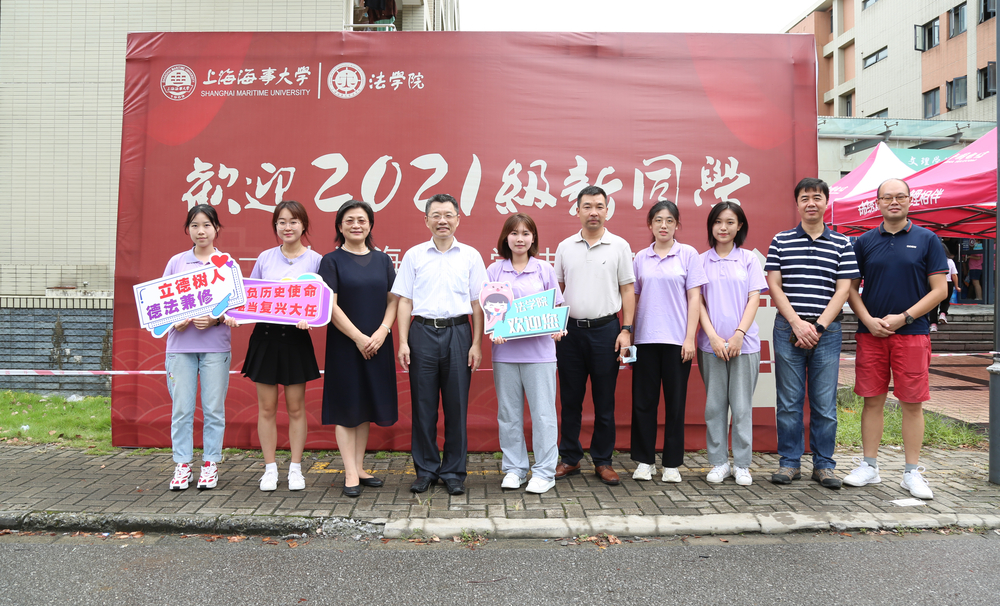 陸靖校長、李志鵬副校長與志愿者合影