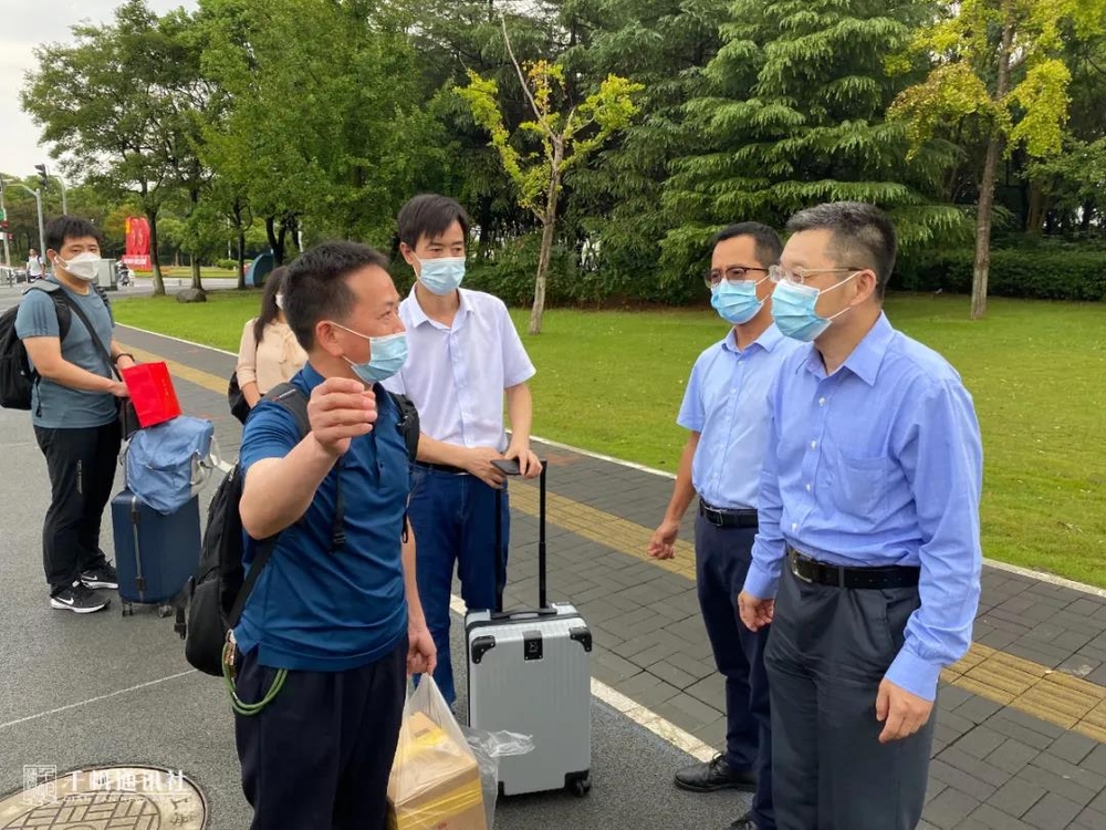 陸靖校長在地鐵站慰問志愿者、迎接新生