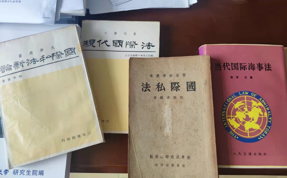 家屬捐贈高文彬生前教學書籍