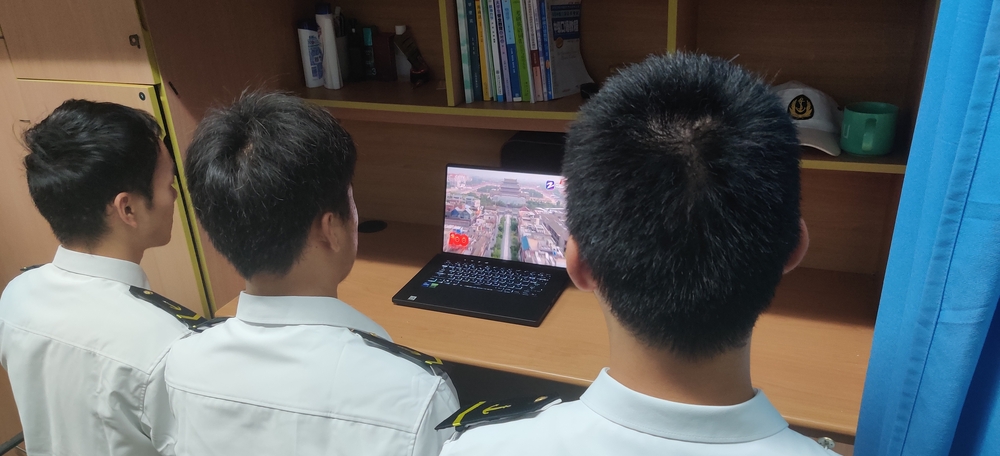 商船學(xué)院黨委組織黨員在社區(qū)收看烈士紀(jì)念日向人民英雄敬獻(xiàn)花籃儀式
