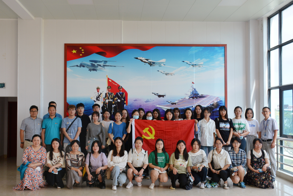 外國語學(xué)院黨委組織師生黨員參觀南匯新城海防園