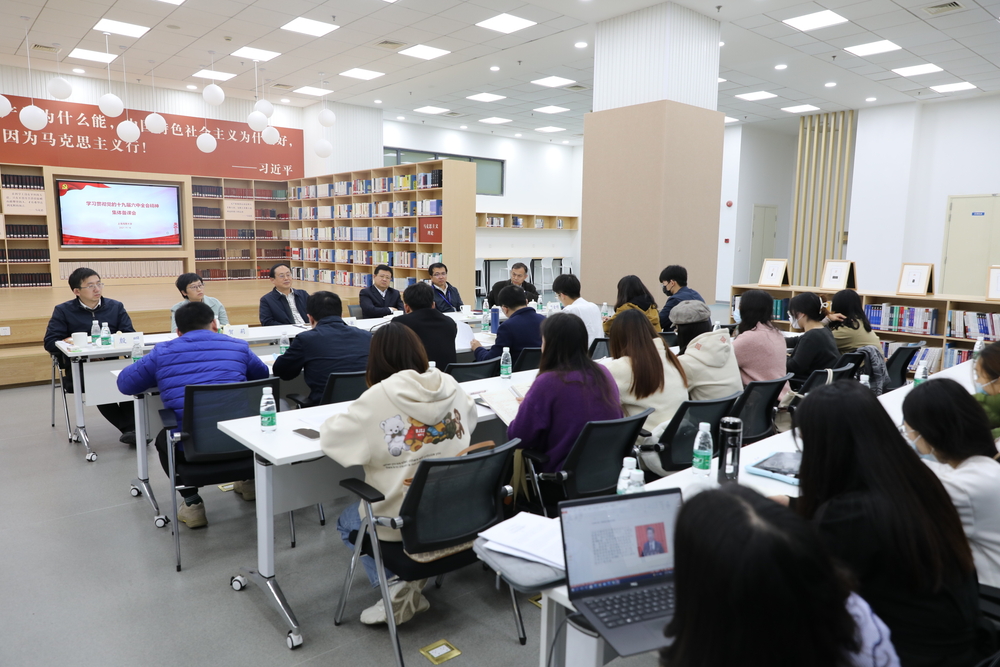馮小敏與馬院教師代表、新青年讀書班學生代表交流