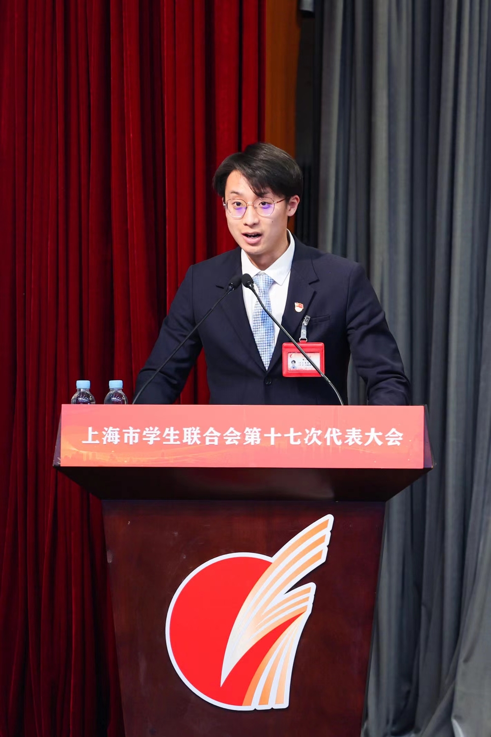 學(xué)生代表高睿同學(xué)對(duì)學(xué)校提案進(jìn)行介紹展示