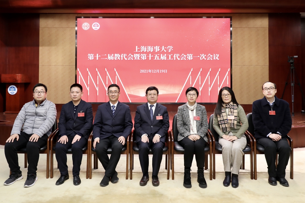 宋寶儒書記、賀莉副書記與第十五屆工會(huì)經(jīng)審委員會(huì)委員合影