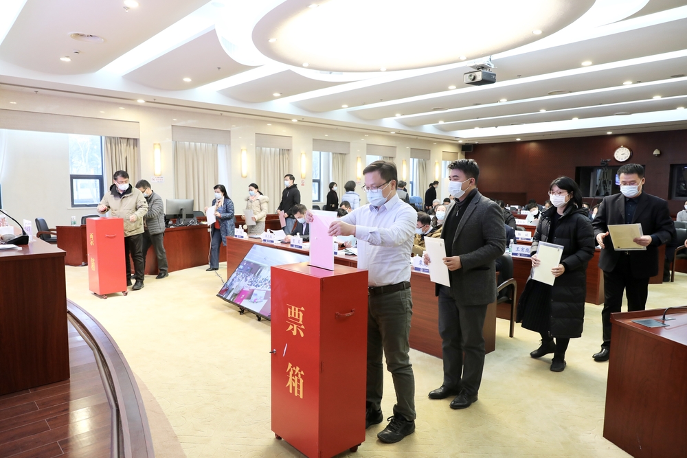與會(huì)代表對(duì)選人用人工作和新提拔處級(jí)干部進(jìn)行民主評(píng)議和測(cè)評(píng)