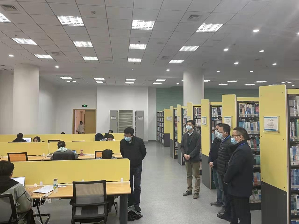 宋寶儒書記在圖書館詢問學生疫情期間學習情況