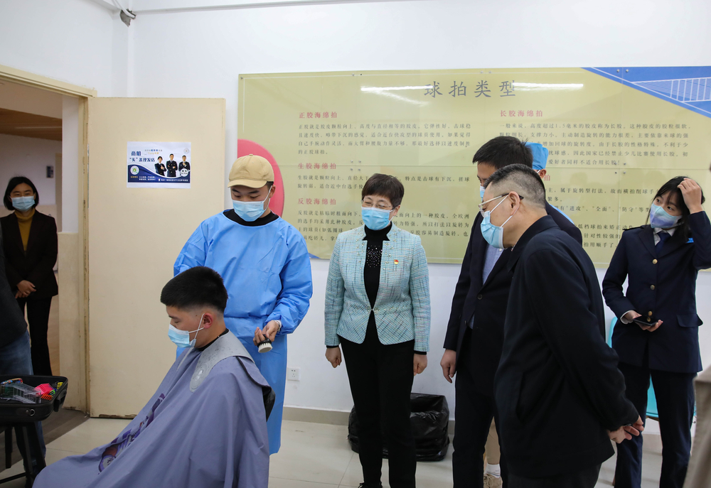 陸靖校長看望慰問志愿者