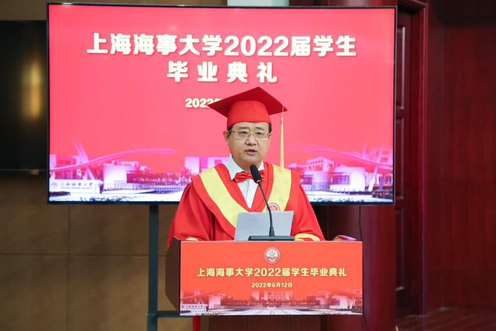 宋寶儒書記宣讀2022屆優秀畢業生表彰決定