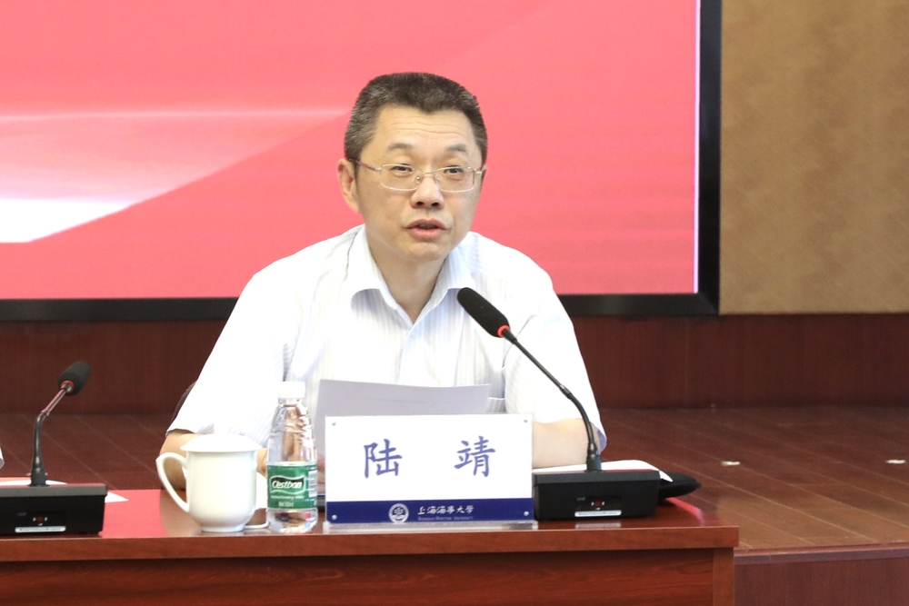 陸靖校長(zhǎng)宣讀獎(jiǎng)獲教師和從教30年教師名單