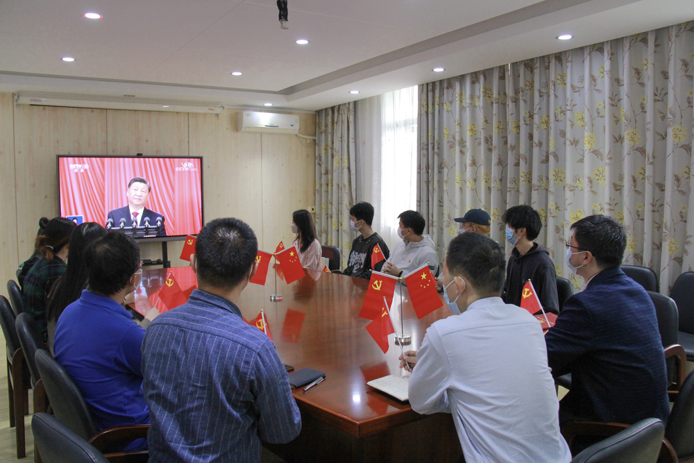 外國語學院黨委組織黨員干部、師生代表組織班子成員、教師、學生代表集中收聽收看黨的二十大開幕會直播
