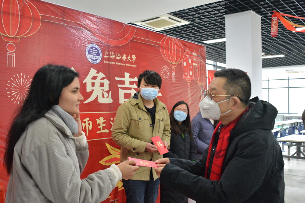 陸靖向留校學生發紅包