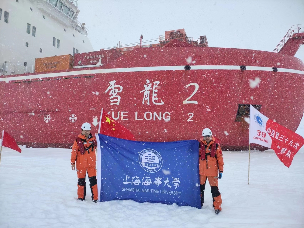 李國祥、常俊宇在“雪龍2”號考察船前合影
