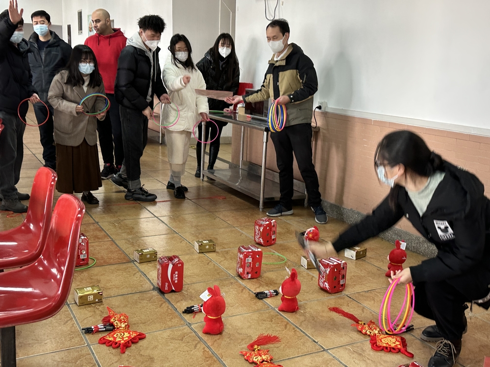 學生參與套圈游戲