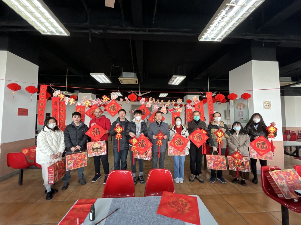 李志鵬與高恒廈參加新春聯歡活動師生合影