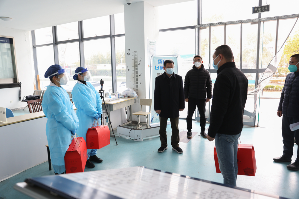 宋寶儒走訪校醫院慰問醫護人員