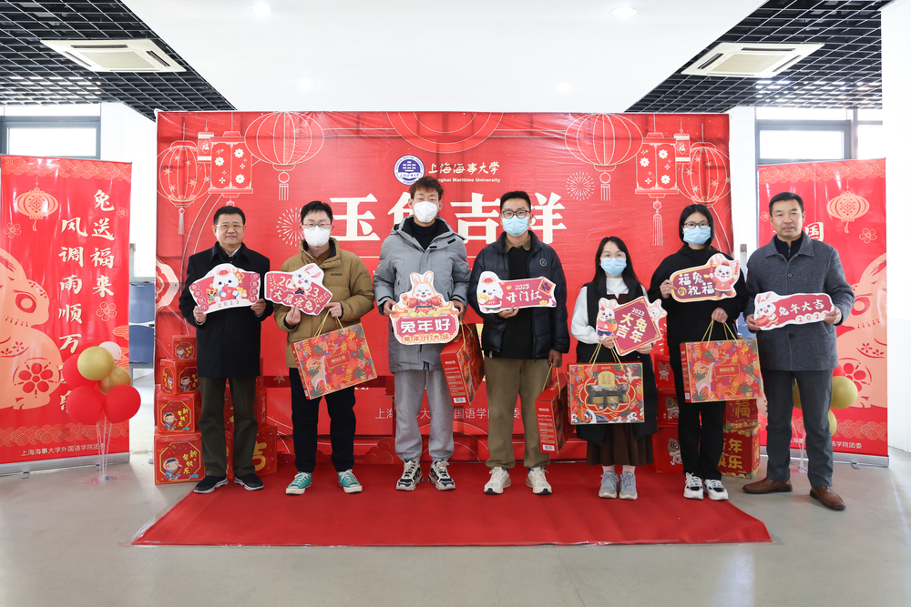 宋寶儒、李志鵬與參加除夕游園會的學生合影