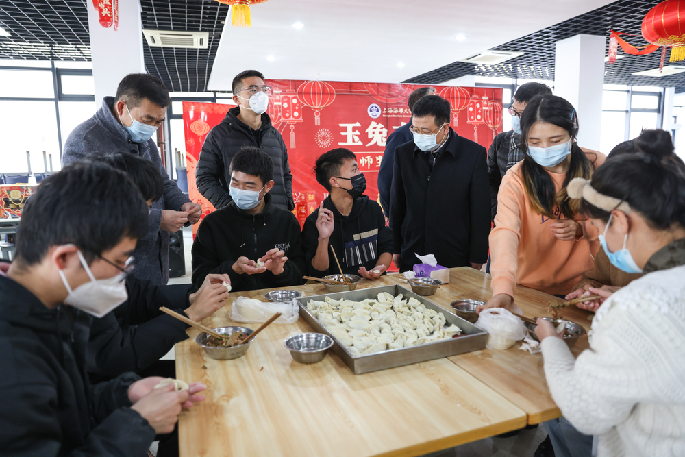 宋寶儒、李志鵬與學生一起參加除夕游園會