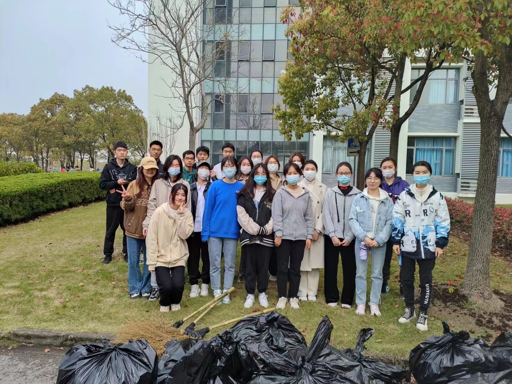 經濟管理學院學生開展校園清理