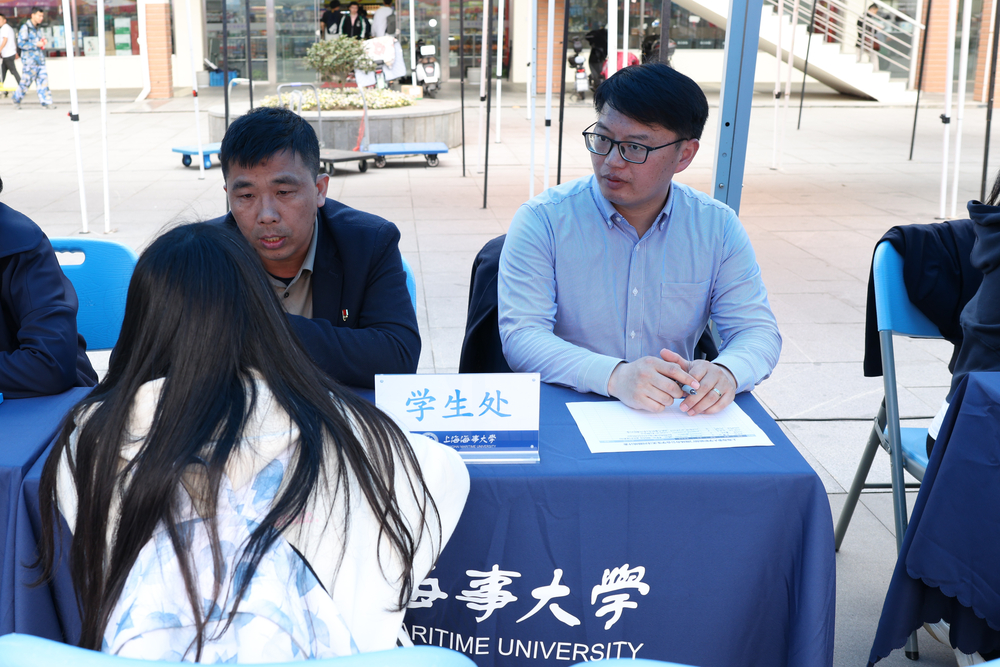 辦公會(huì)現(xiàn)場(chǎng)學(xué)生處工作人員接待學(xué)生咨詢