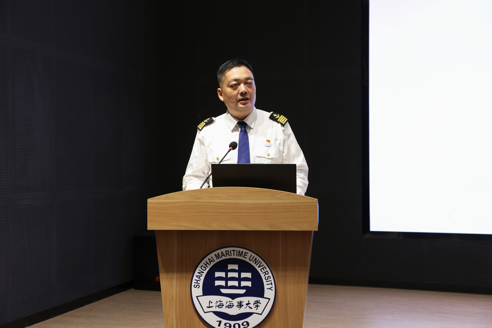倪迪船長向師生作宣講