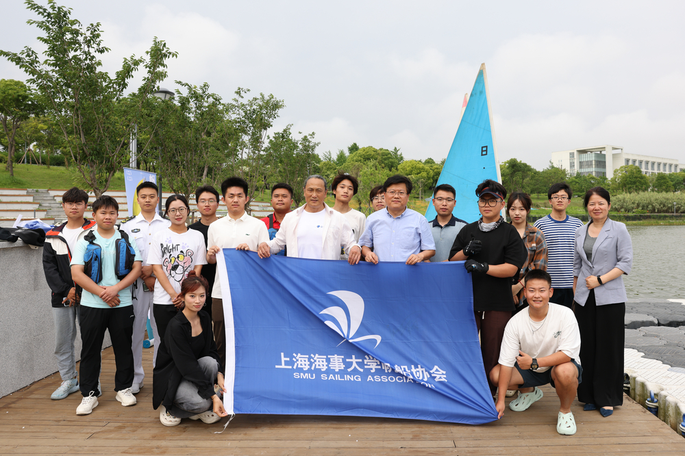 與學校帆船隊合影