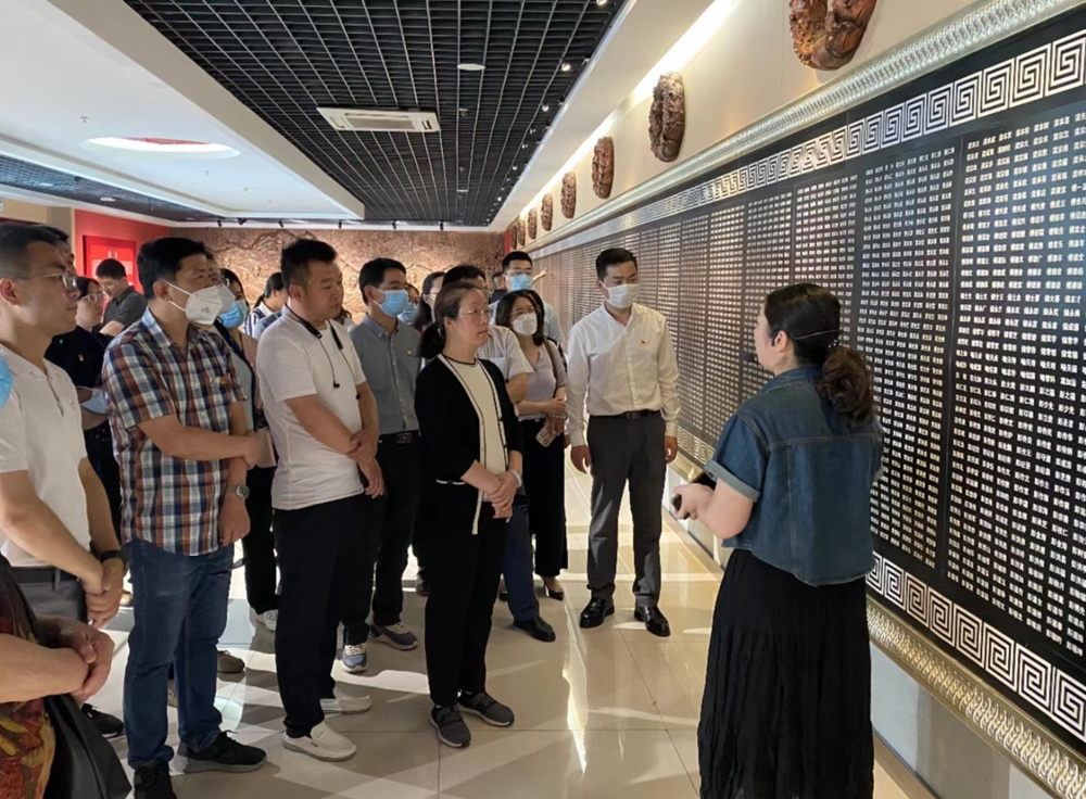 在金寨縣革命博物館上微黨課