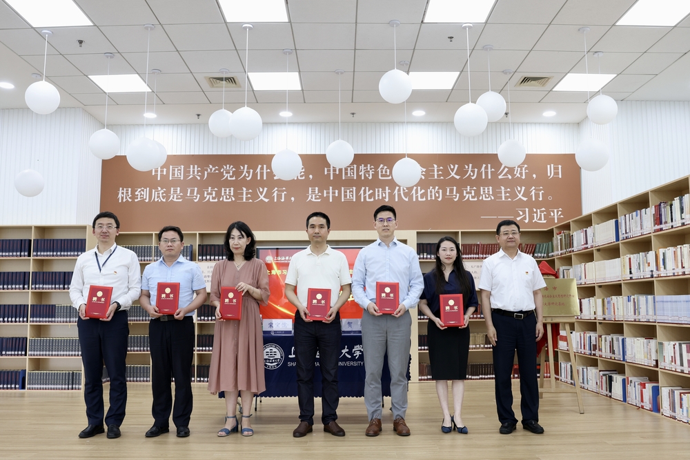 宋寶儒書記為特聘研究員頒發(fā)聘書