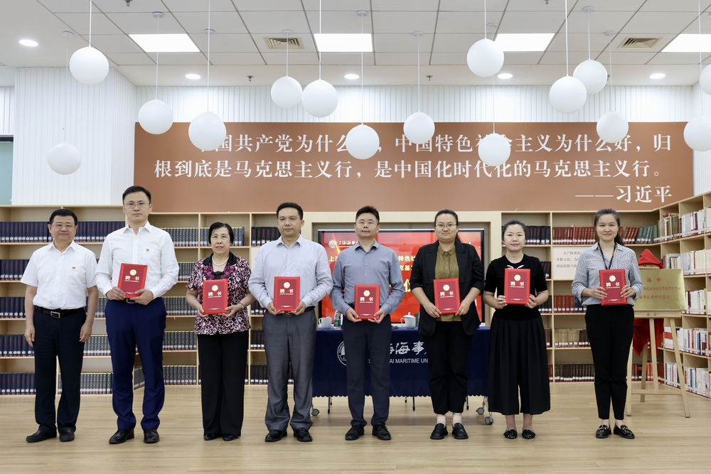 宋寶儒書記為特聘研究員頒發(fā)聘書