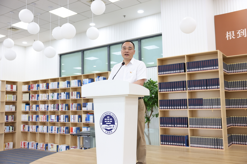 圖書館（檔案館）直屬黨支部書記陳宇里發(fā)言