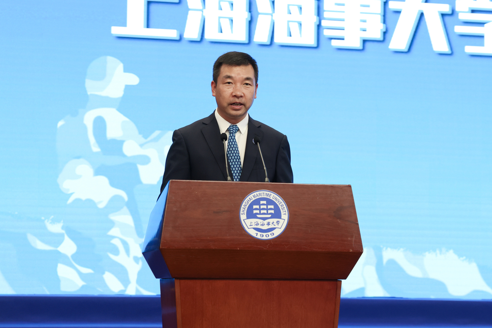 李志鵬主持開學(xué)典禮