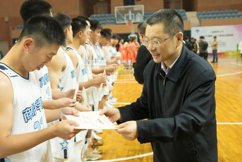 陸靖校長為獲勝籃球隊頒發證書