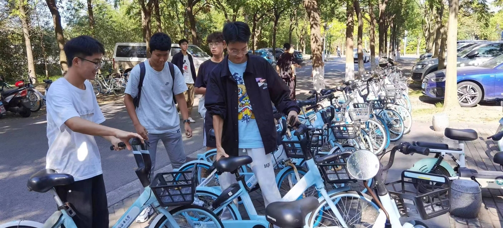 交通運輸學院學生整理學院周圍自行車