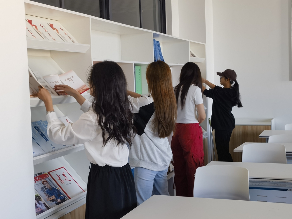馬克思主義學院學生整理專業書籍書架