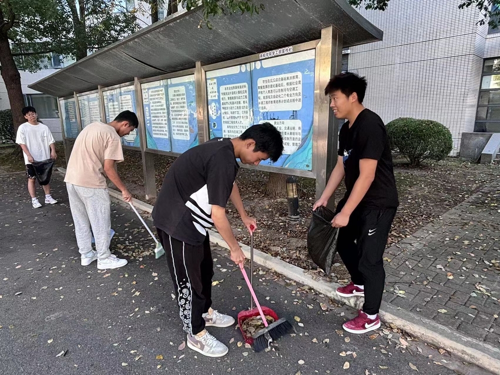 商船學院育秀黨支部清掃社區道路