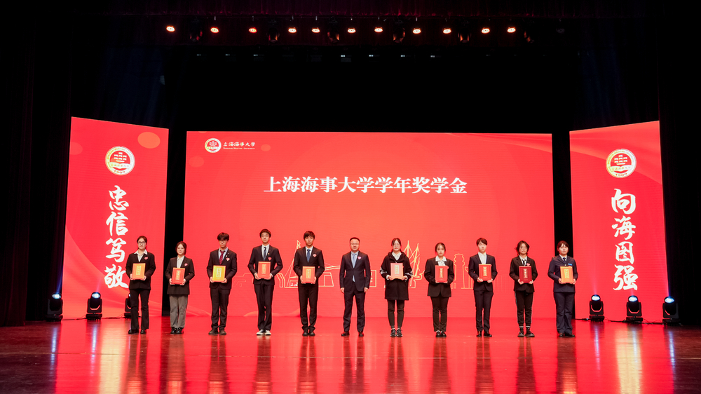 栗建華為2022-2023學年獎學金等獎項獲得者頒獎