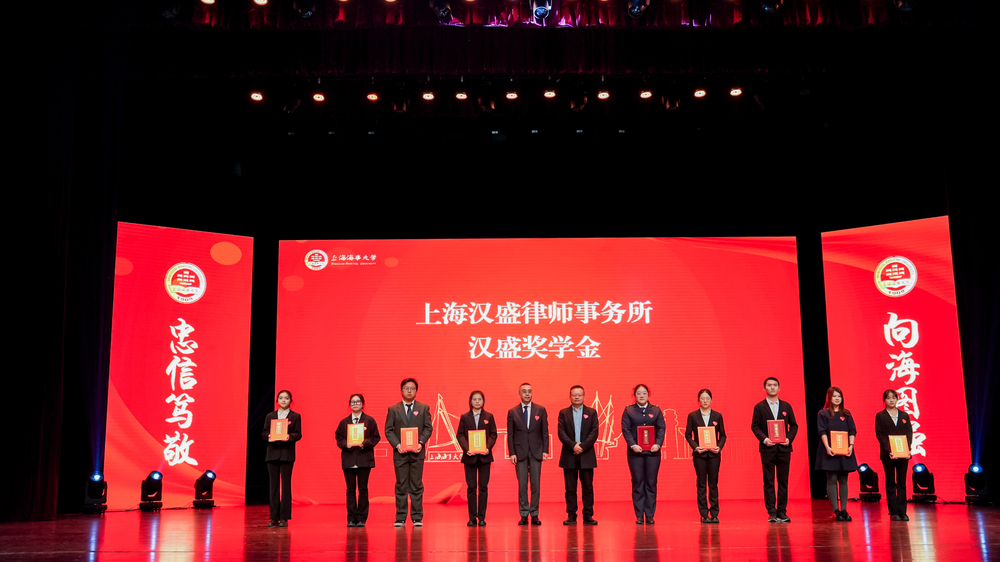 嚴大龍與企業代表共同為獲得企業獎助學金的學生頒獎