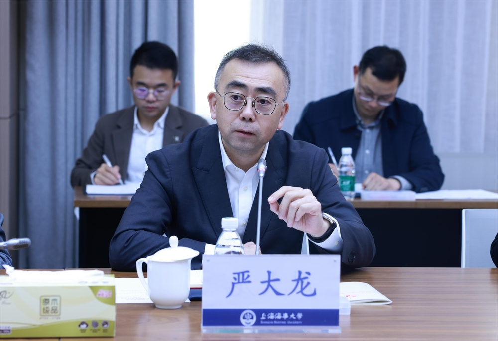 嚴(yán)大龍主持會(huì)議