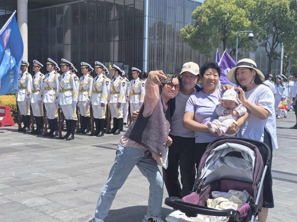 校友及家人在儀仗隊前合影