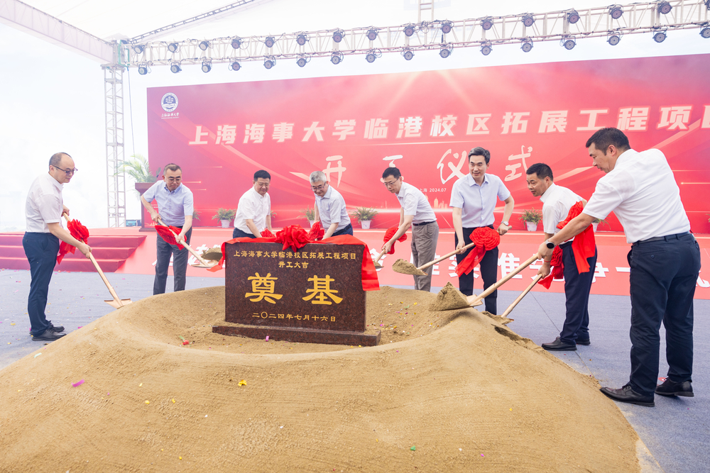出席領導與嘉賓共同為項目培土奠基