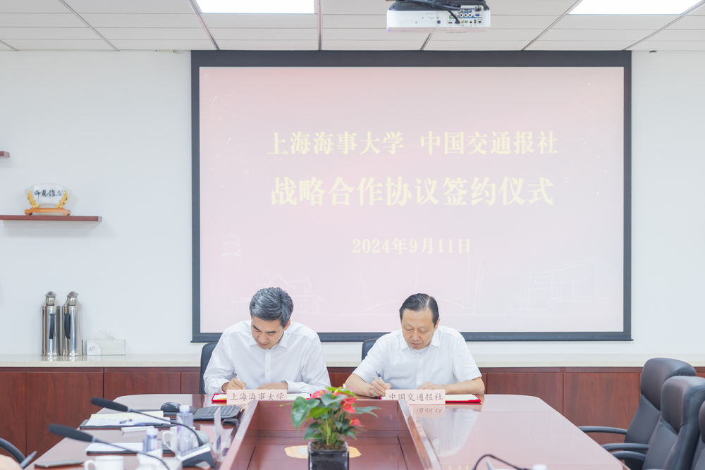 初北平、朱玉峰分別代表雙方簽署戰略合作協議