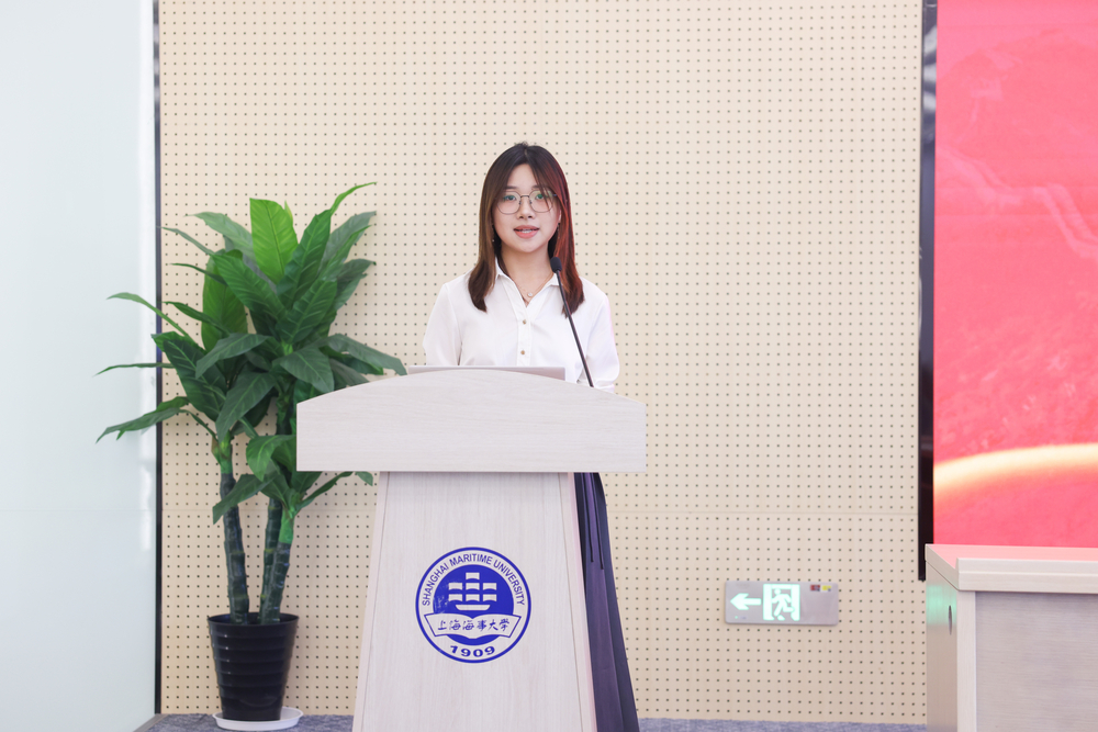上海市大學生理論宣講聯盟成員代表、經濟管理學院青年政治理論研究會宣講部部長、國會231班羅棠萱作交流