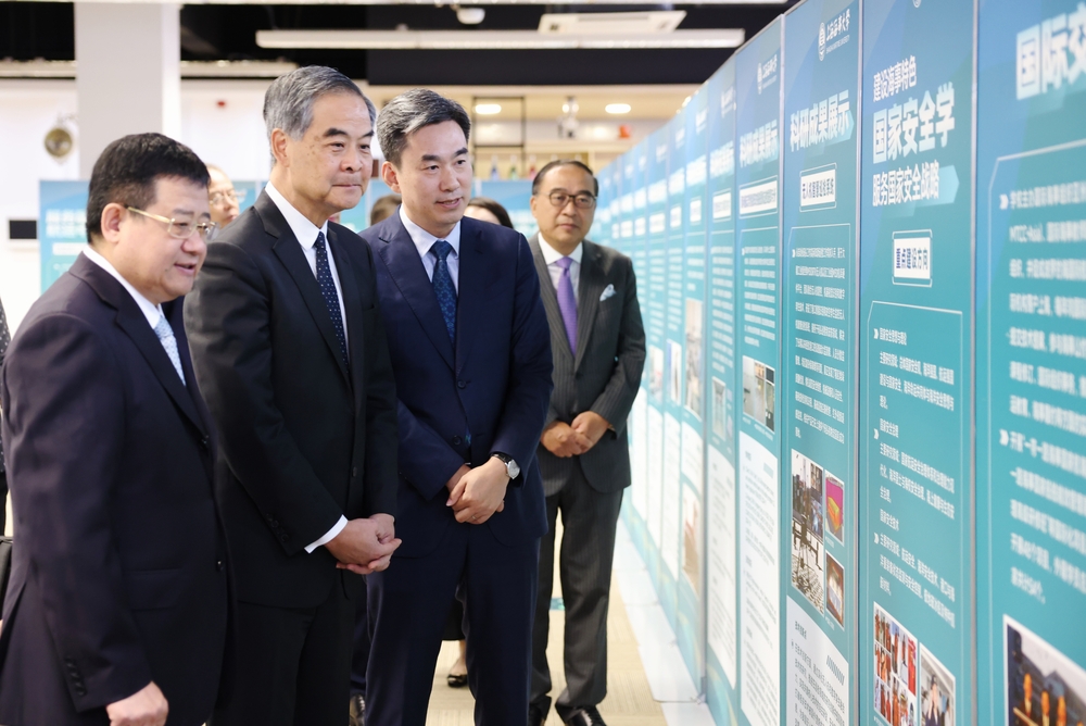 梁振英副主席一行參觀學校主題展板