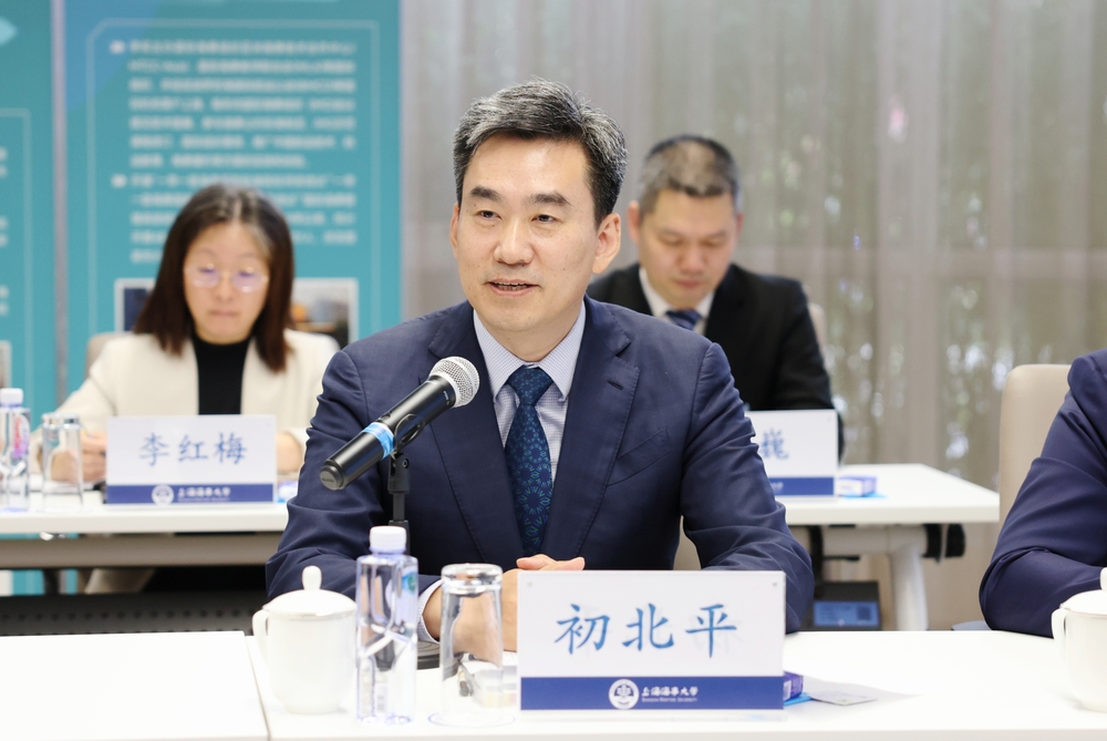 初北平校長介紹學校發展情況