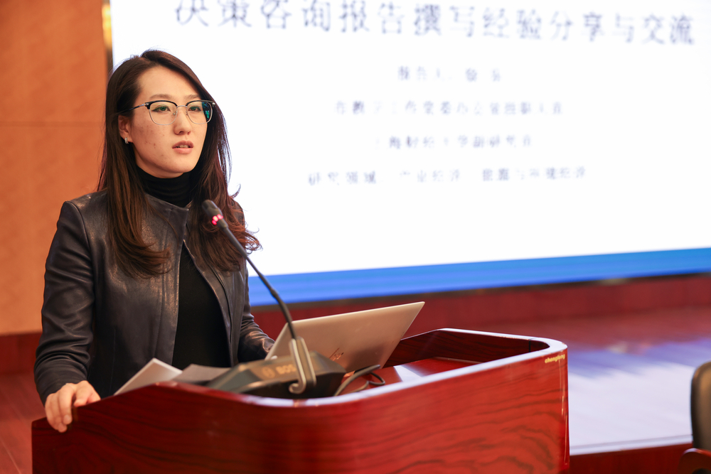市教衛工作黨委辦公室掛職干部、上海財經大學副研究員徐樂作專題輔導報告