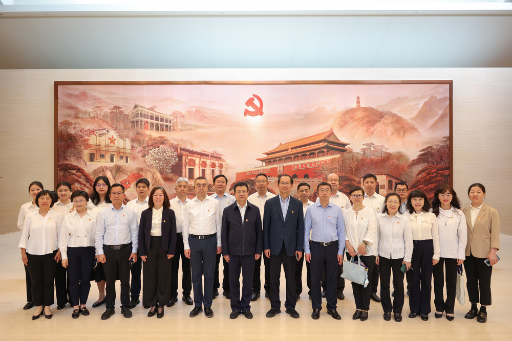 在中共一大紀念館參觀學習