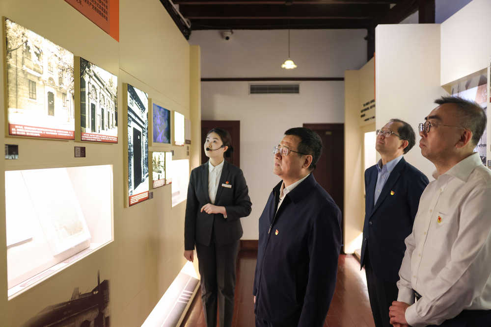 在毛澤東舊居陳列館參觀學習